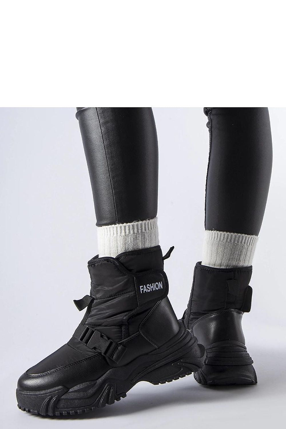Chic Women's Black Snow Boots with Velcro from Solea, offering warmth and stability, ideal for fashionable winter outings.