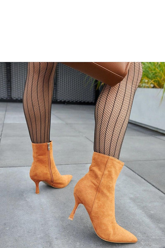 Close-up view of Solea Guimond Low-Heeled Ankle Boots in Warm Brown, highlighting the stylish zip closure and 8 cm heel for a refined silhouette.