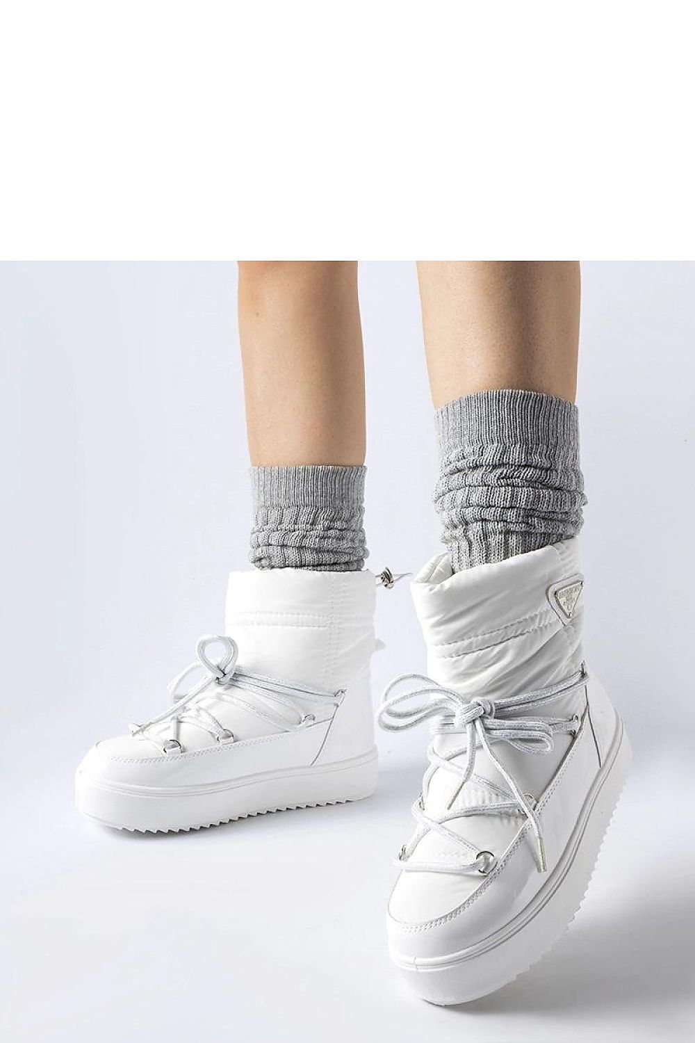 Solea White Insulated Snow Boots Oslavia - Ankle Height, Slip-On, EU 36-41 | US 5.5-10.5 showcasing the elegant white design and modern rubber band feature.