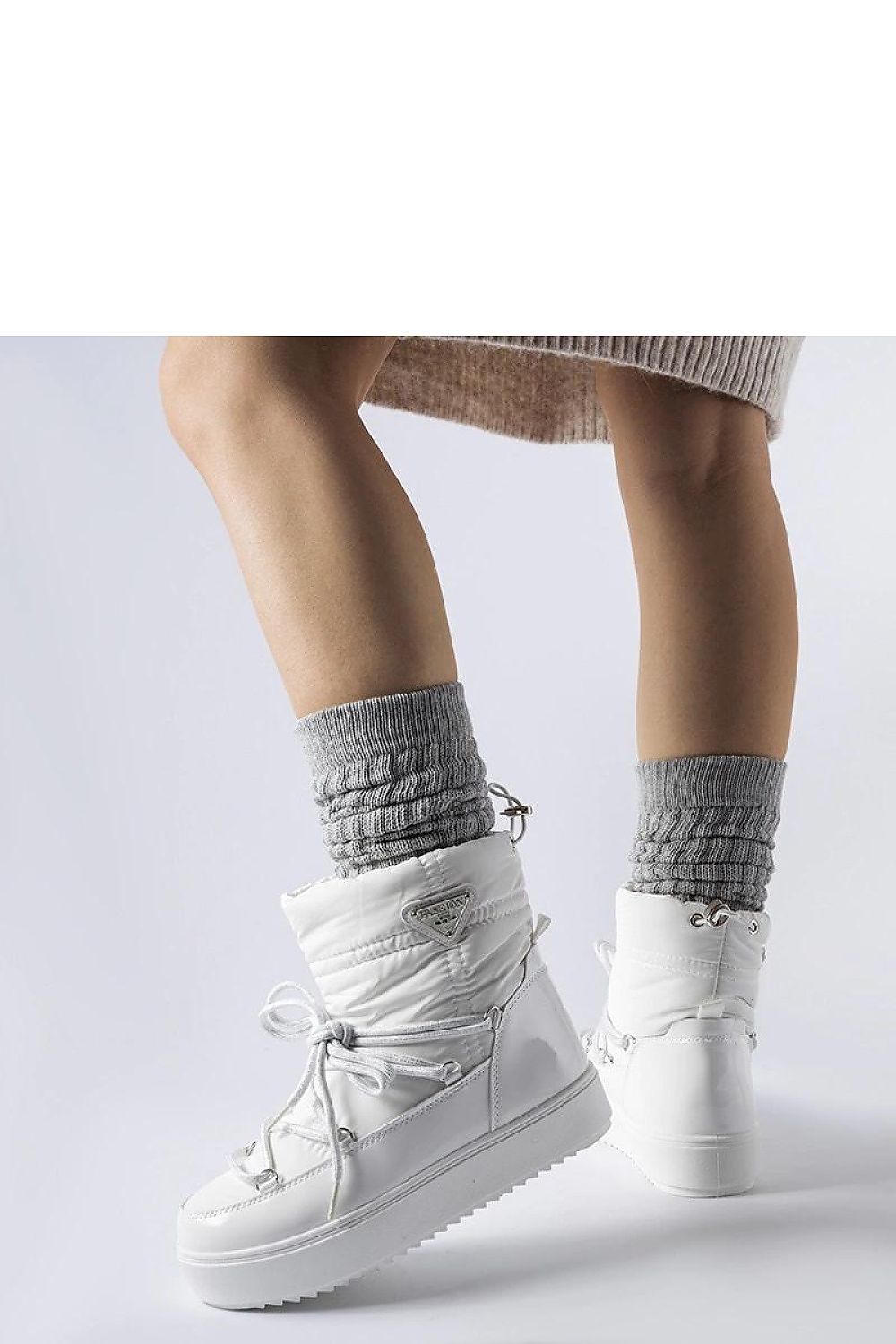 Close-up of Solea White Insulated Snow Boots Oslavia - highlighting the plush insulation and stylish ankle height for a luxurious winter look.