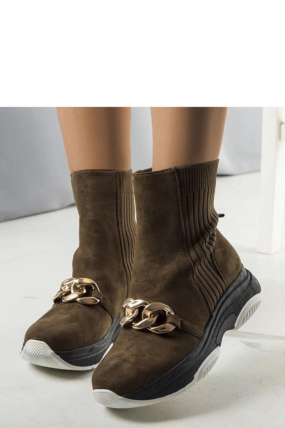 Sophisticated Solea beige insulated boots with chain, showcasing a warm lining and slip-on design for ultimate convenience.