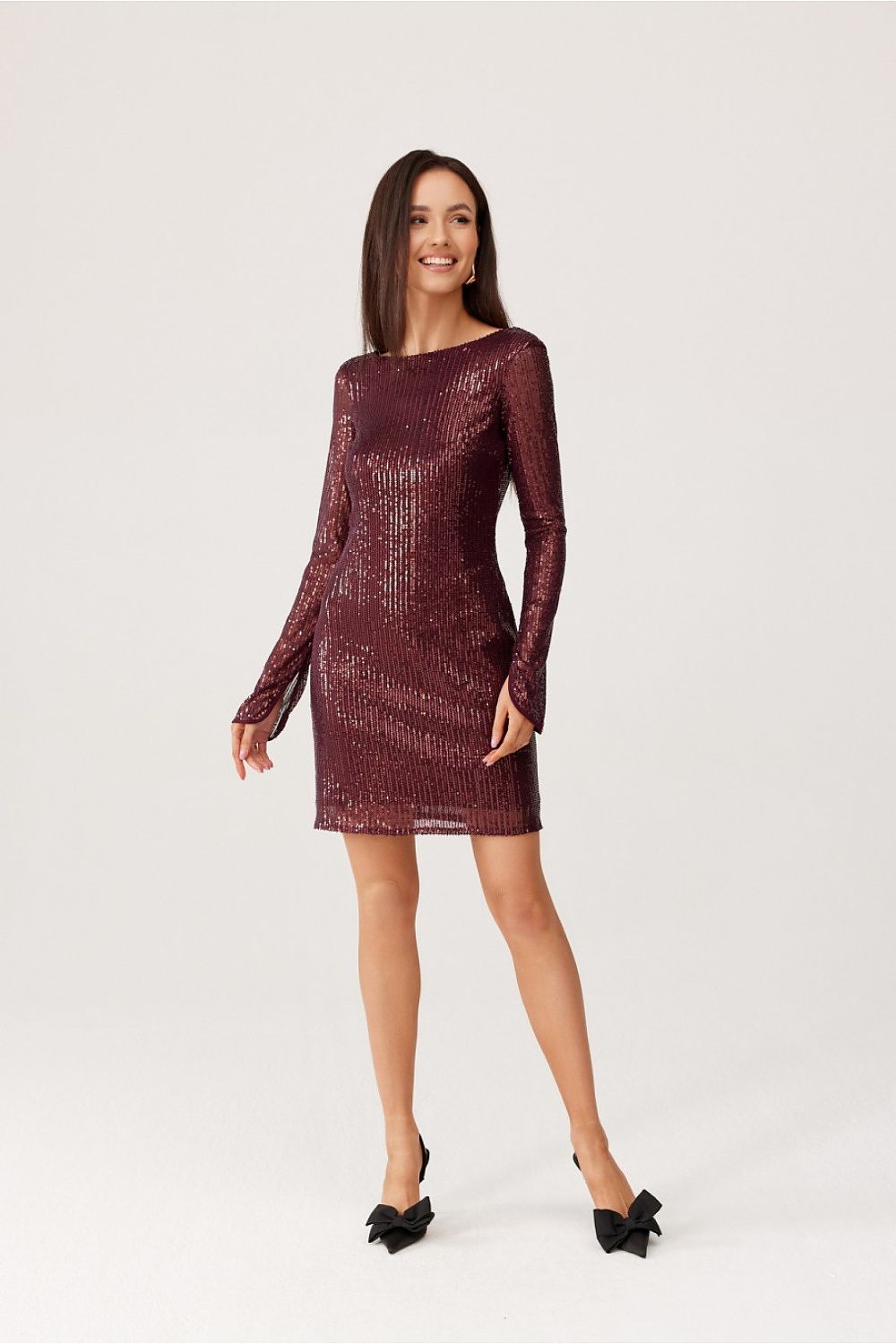 Roco Fashion sequin evening dress, featuring a beautiful deep neckline and long sleeves, ideal for a sophisticated evening look.