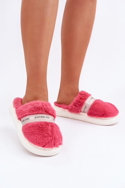 Step in style luxury women's slippers, featuring a thick sole and covered toes for optimal warmth and comfort.