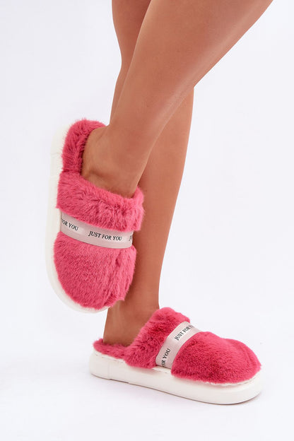 Step in style luxury furry slippers for women, designed for EU sizes 36-41 and US sizes 6-10, offering top-tier comfort.