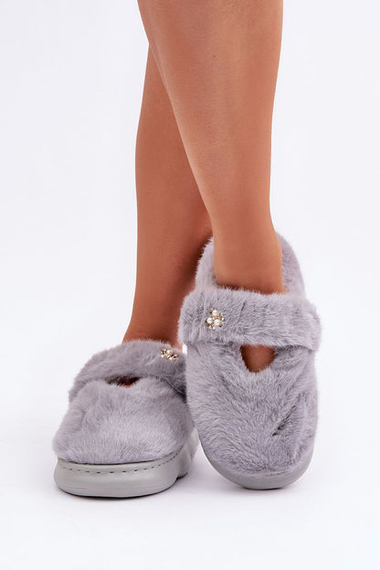 Elegant brooch detail on Luxury Women's Fur Slippers with Back Strap from Step in style, perfect addition to home relaxation.