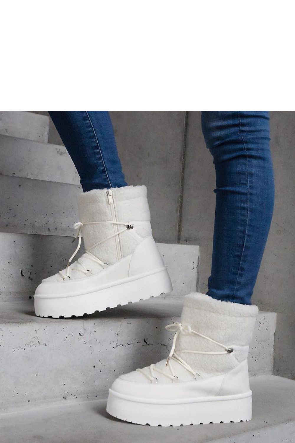 Luxurious white snow boots with fur lining by Solea, featuring a round toe and durable rubber exterior, perfect for stylish winter wear in EU sizes 36-41 and US sizes 5.5-10.5.