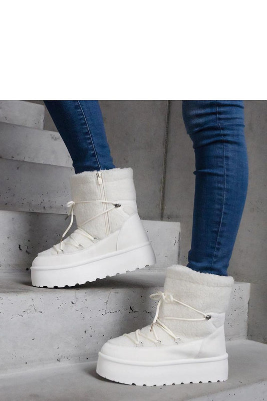 Luxurious white snow boots with fur lining by Solea, featuring a round toe and durable rubber exterior, perfect for stylish winter wear in EU sizes 36-41 and US sizes 5.5-10.5.