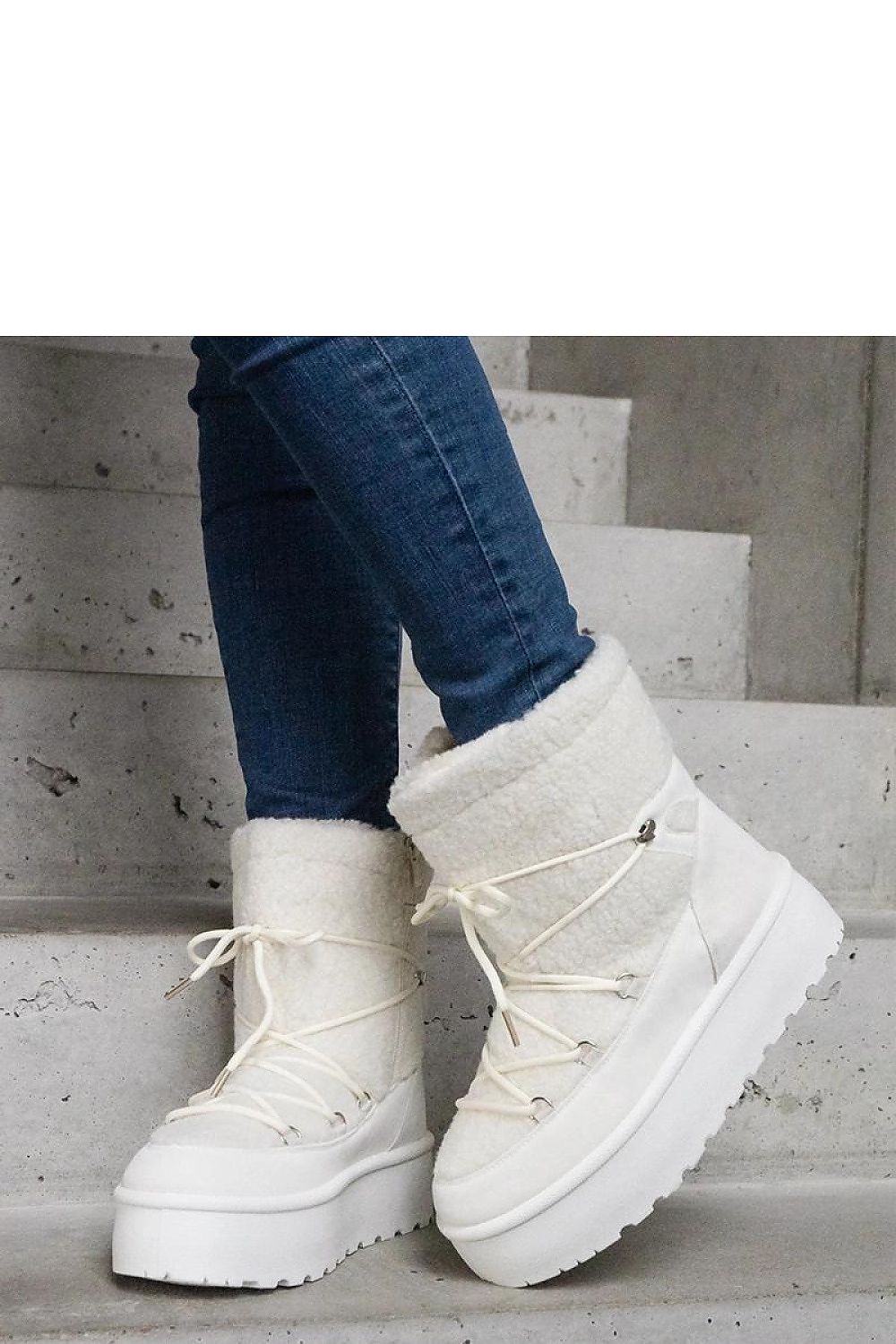 Sophisticated white snow boots lined with fur by Solea, providing warmth and modern elegance, available in EU 36-41 / US 5.5-10.5, ideal for any winter outfit.