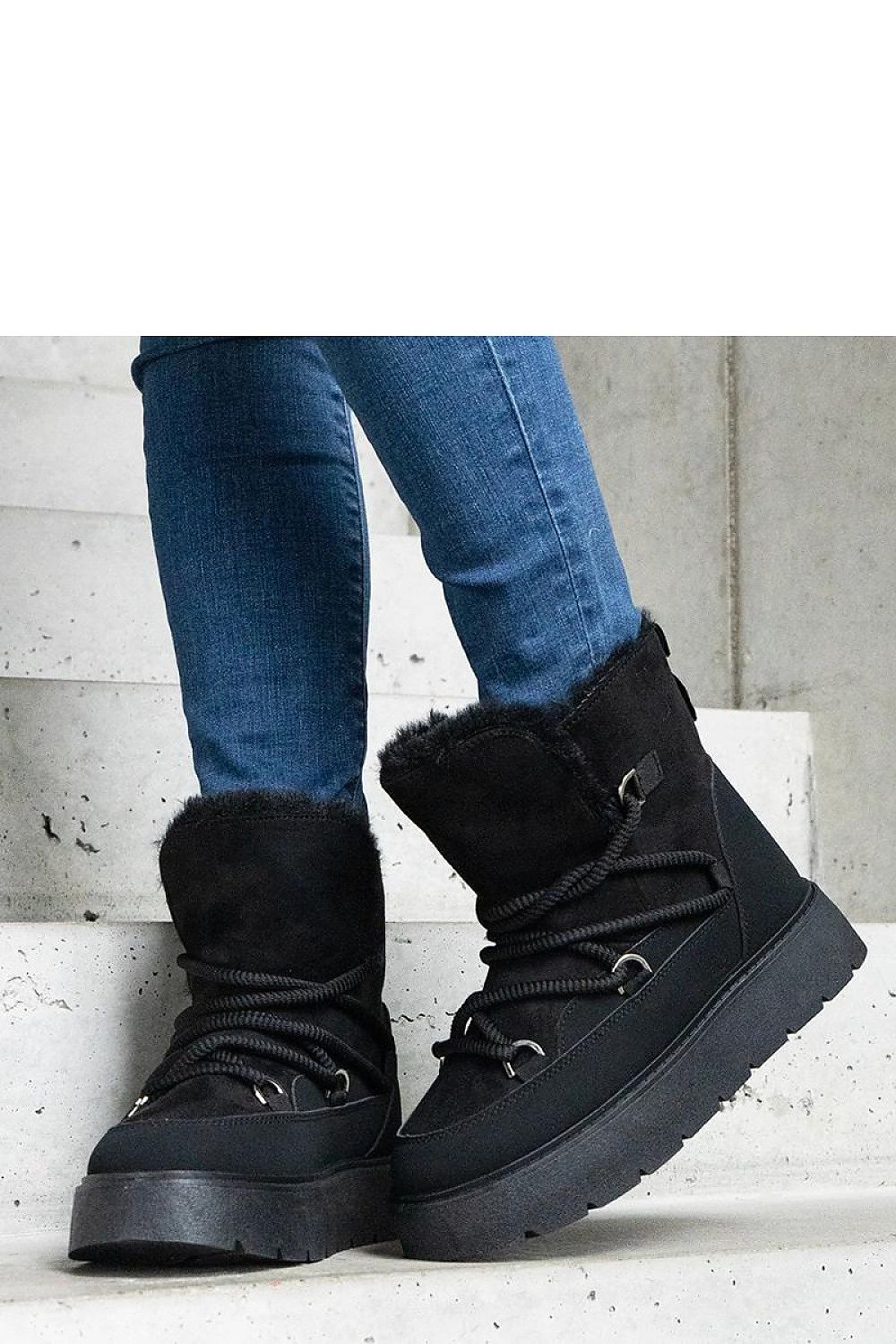 Elegant Solea Black Snow Boots For Women featuring a stylish Andra platform design. Available in EU sizes 36-41 and US sizes 5.5-10.5, these boots provide luxury with their warm lining.