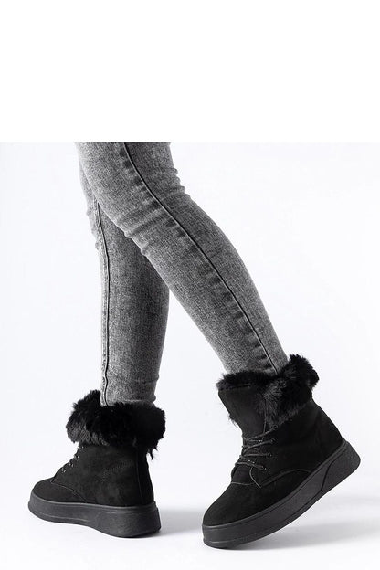 Elegant Solea insulated black snow boots with a round toe and rubber sole, perfect for fashionable winter footwear.