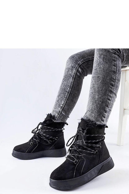 Versatile black snow boots by Solea, perfectly styled on Rancourt platform, blending functionality with high-end winter aesthetics.