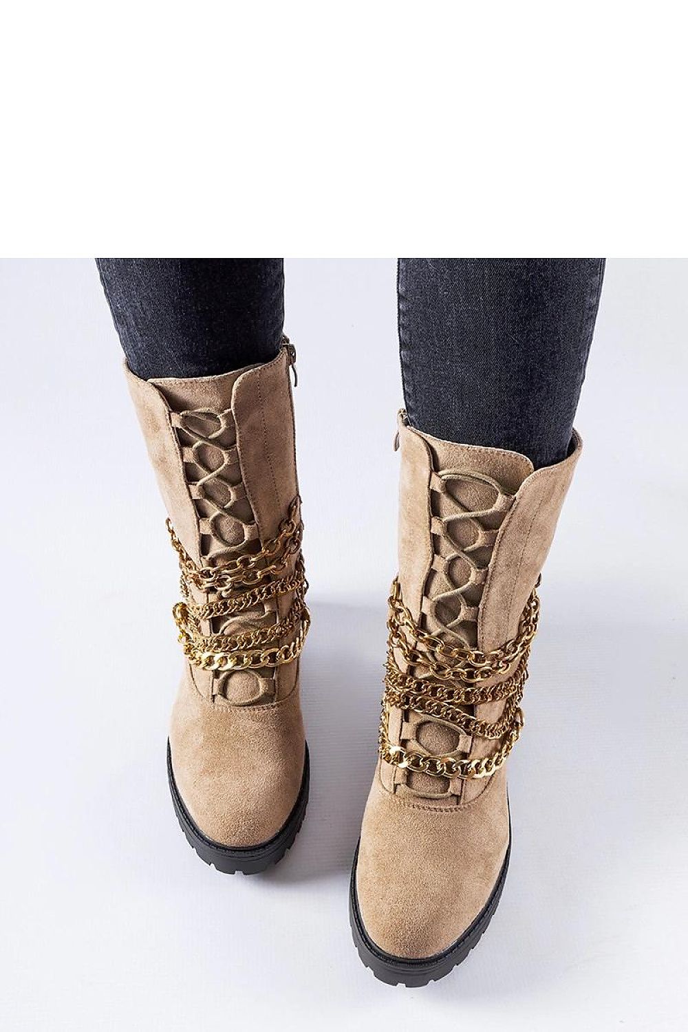 Solea's chic beige ankle boots with insulation and zipper closure, perfect for keeping feet warm in cold weather.