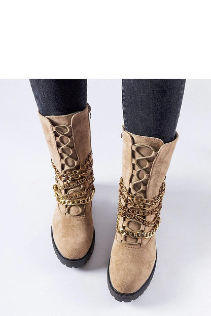 Solea's chic beige ankle boots with insulation and zipper closure, perfect for keeping feet warm in cold weather.