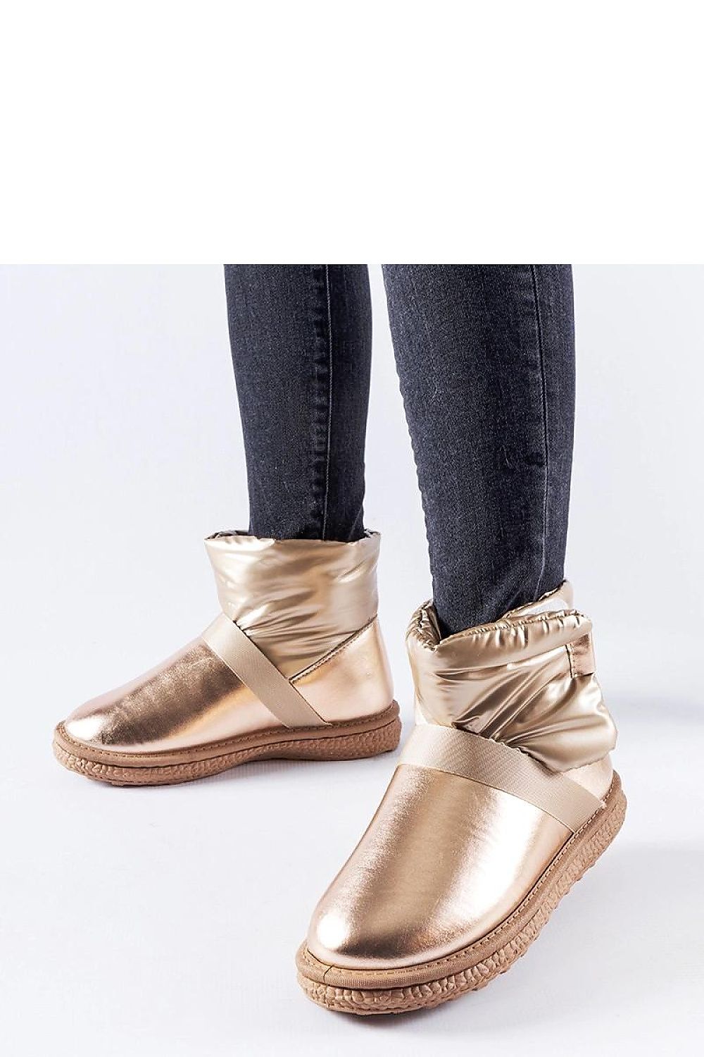 Solea's luxurious brown snow boots Delaune, showcasing a modern design with a round toe and practical velcro closure, perfect for winter elegance.