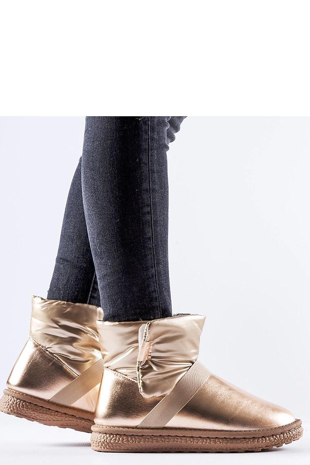 Elegant brown short snow boots Delaune by Solea featuring a stylish Velcro closure, perfect for winter wear.