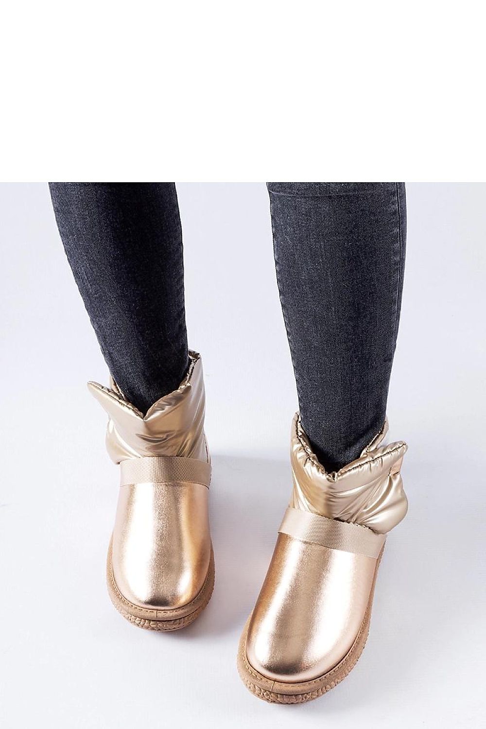 Luxury brown snow boots Delaune by Solea showcased with a modern design, ideal for cold weather fashion.