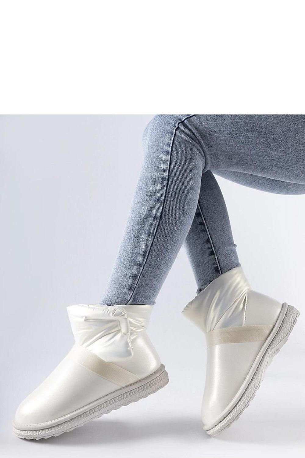 Elegant brown short snow boots Delaune by Solea, featuring stylish Velcro closure and insulated comfort, ideal for winter wear in sizes EU 36-41 (US 5.5-10.5).