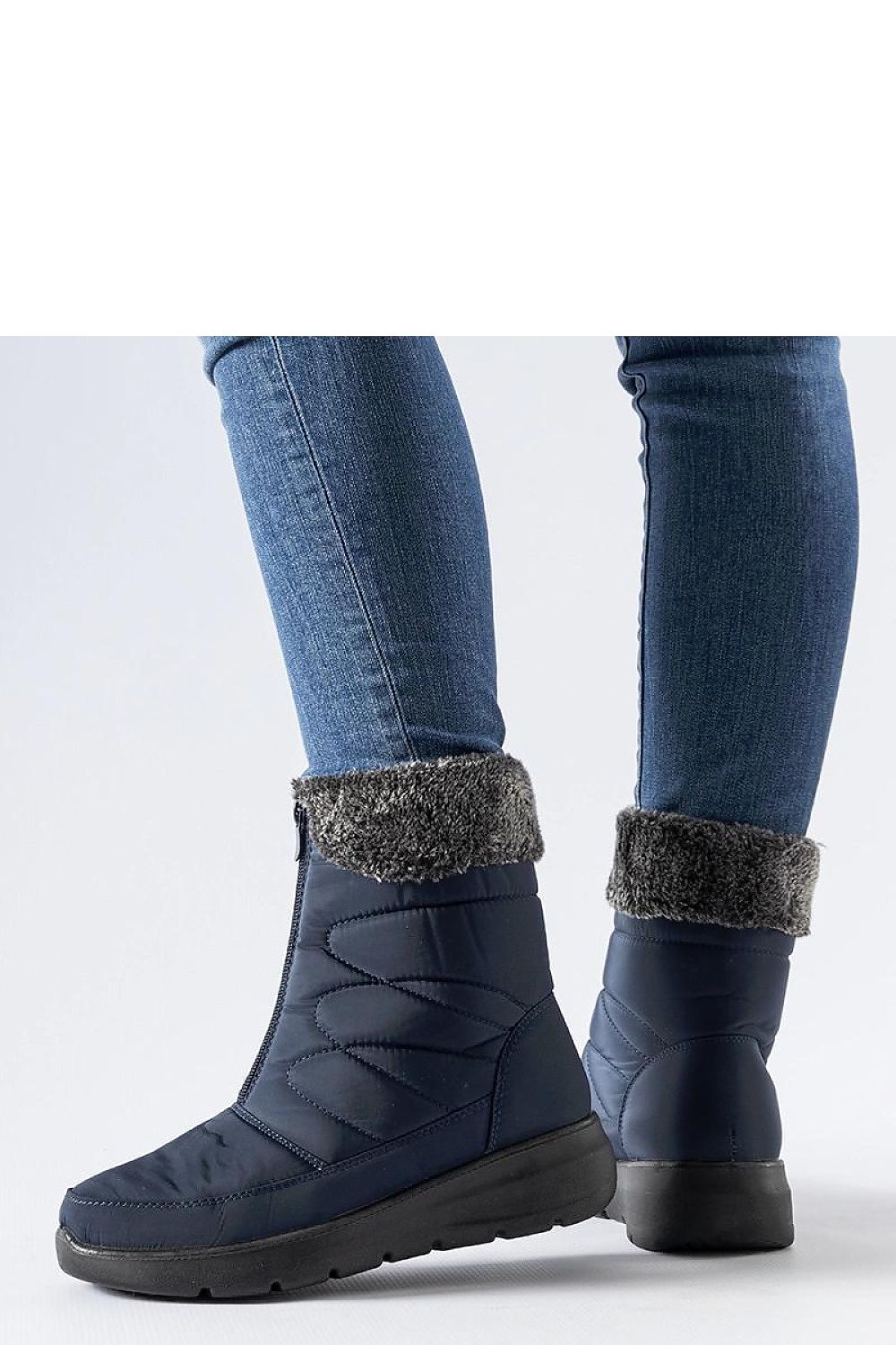 Solea navy blue snow boots elegantly crafted for women, highlighting their luxurious insulation and contemporary look.