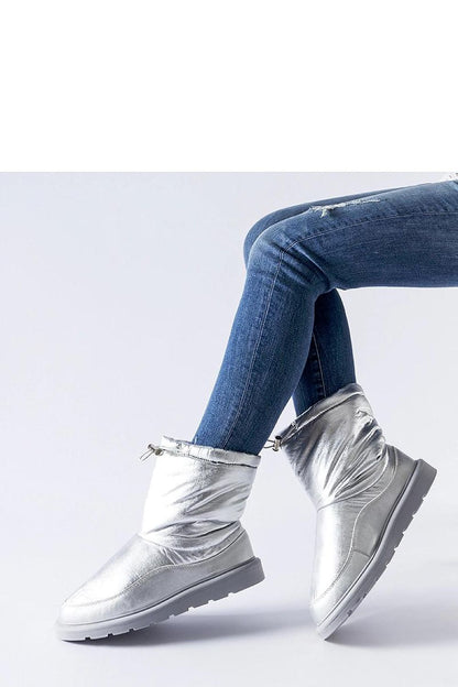 Solea Whitetail Silver Snow Boots featuring high-quality rubber construction, ideal for moisture protection and stylish winter elegance for women.