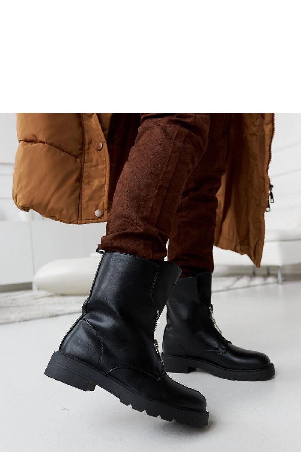 Elegant Solea black insulated ankle boots with zipper, showcasing a modern design perfect for winter styling.