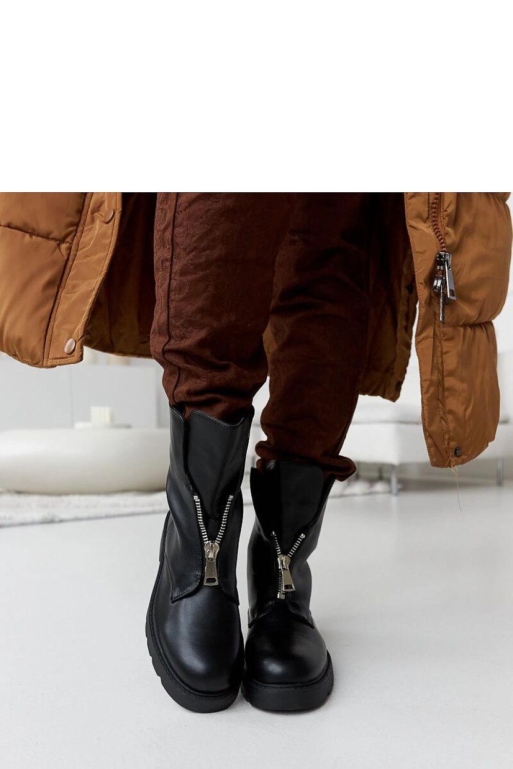 Solea black ankle boots featuring a stylish side zipper, designed for comfort and warmth during cold weather.