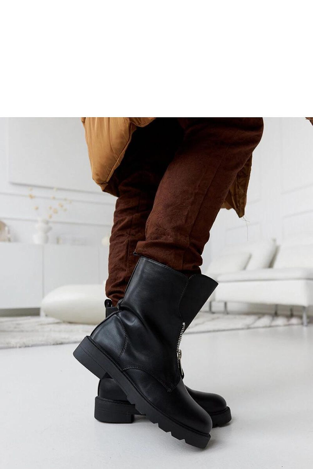 Luxury Solea black insulated ankle boots with zipper, combining stylish comfort and feminine elegance for cold weather, designed for optimal warmth and a chic look.