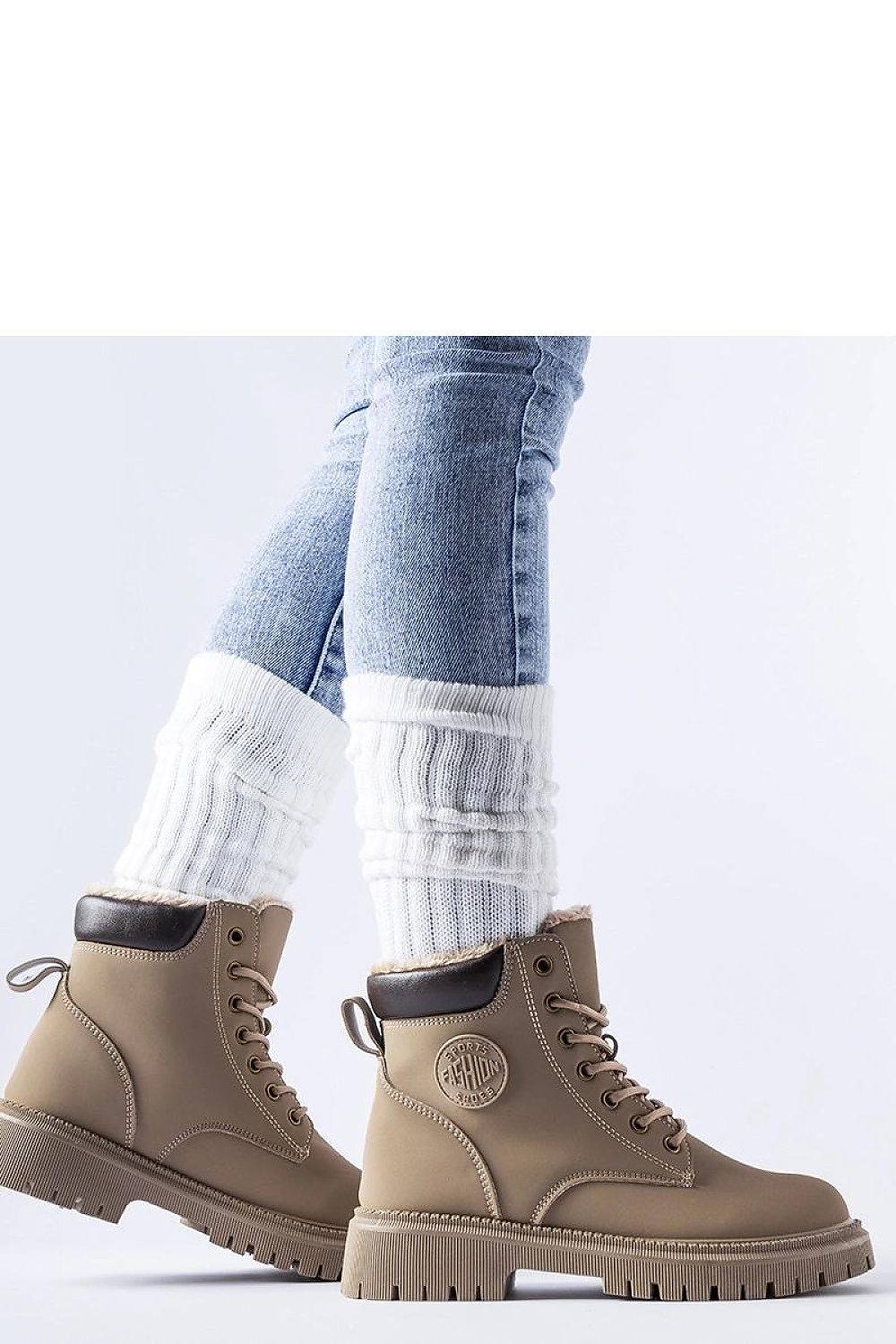 Close-up image of the high rubber sole of the Solea Medole winter boots, highlighting excellent grip suitable for winter conditions and outdoor activities.