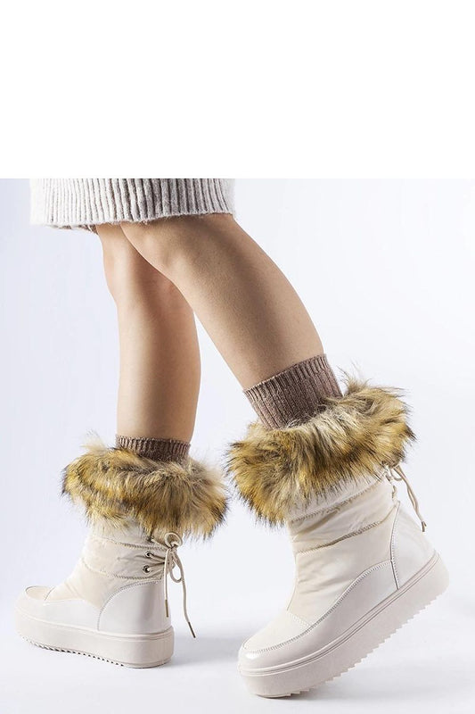 Luxurious Solea beige snow boots featuring stylish fur accents, designed for ultimate insulation and comfort.