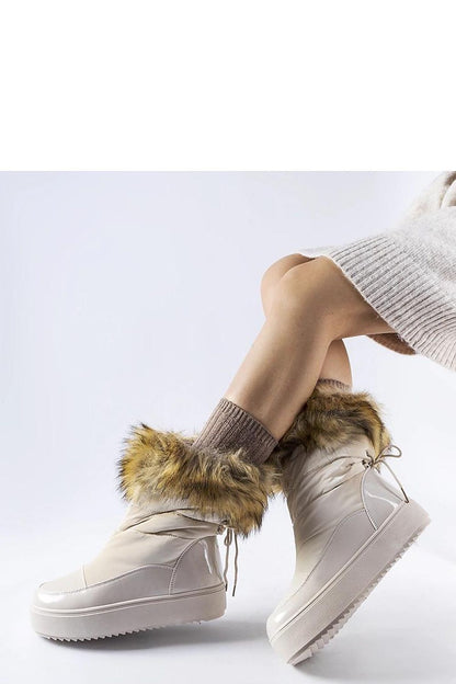 Stunning Solea beige snow boots, offering exceptional warmth and a fashionable fur trim, ideal for cold weather.