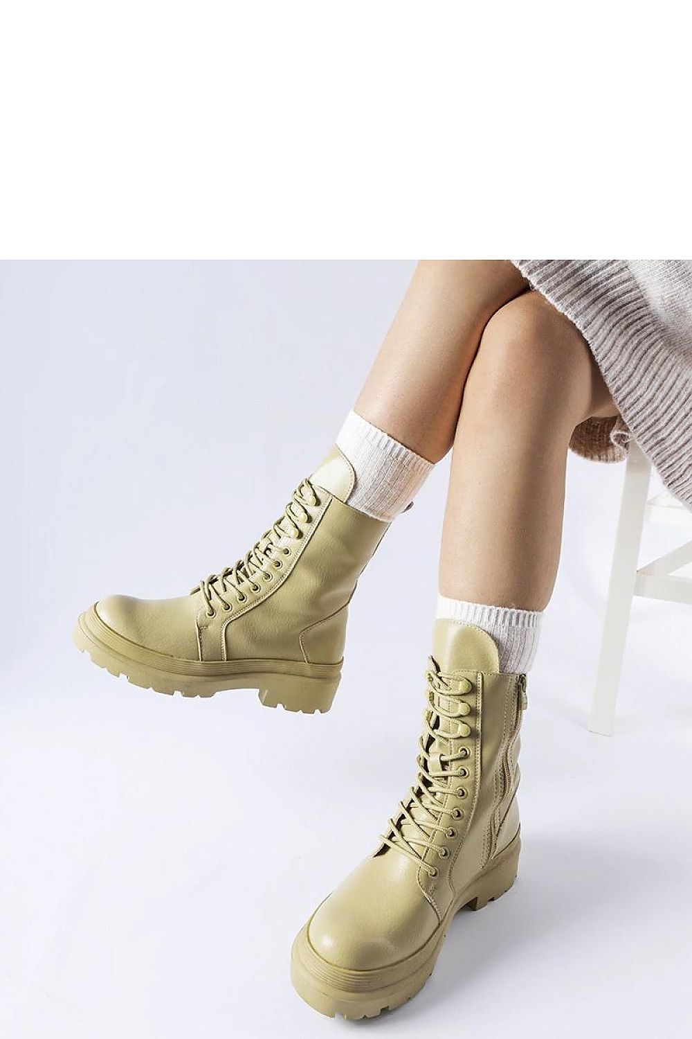 Elegant Solea green winter boots with warm interior, flat heel, and practical zipper, ideal for winter fashion and comfort.