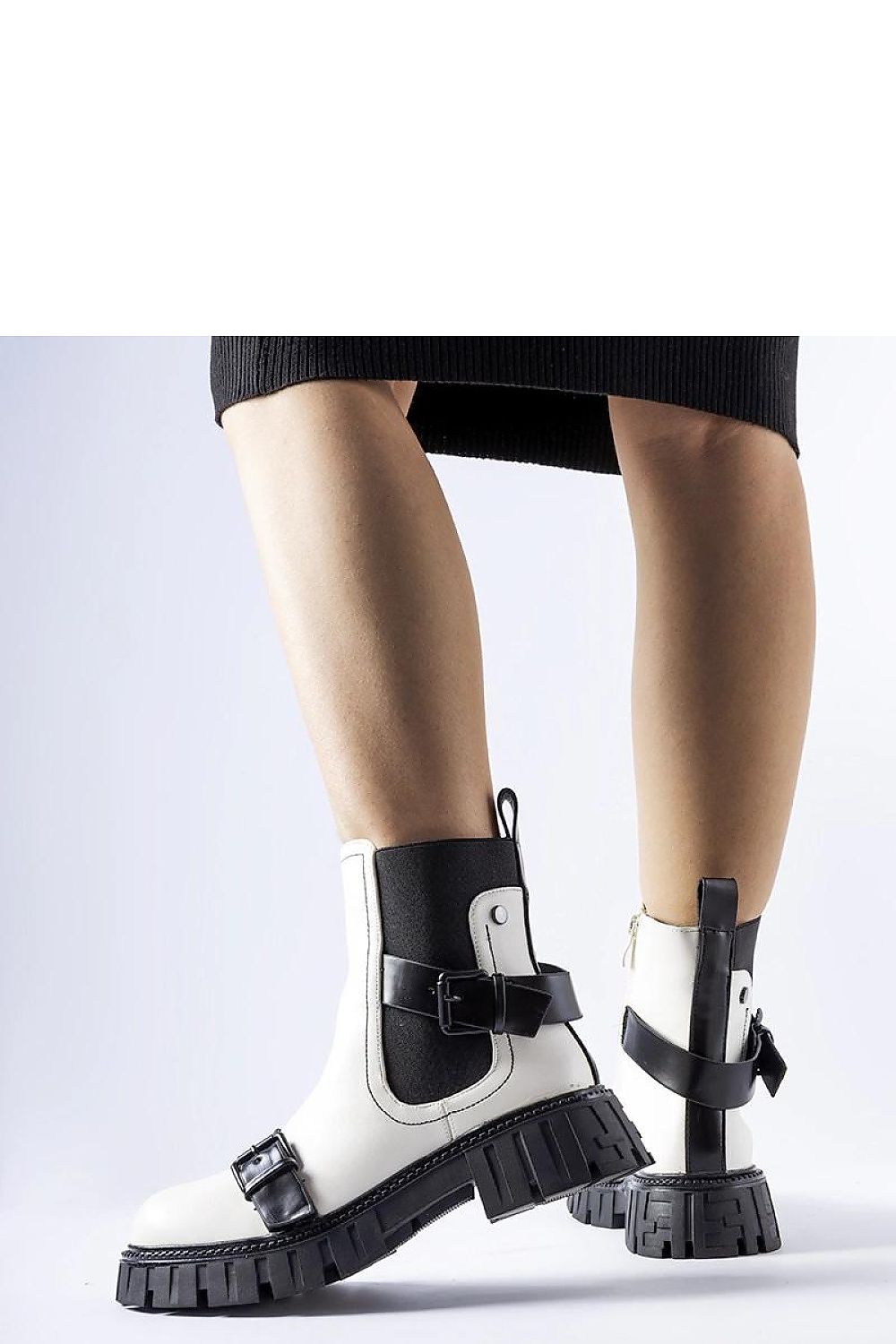 Luxurious black ankle boots by Solea featuring a 5 cm heel and a robust Fontarine sole, perfect for stylish winter outings.