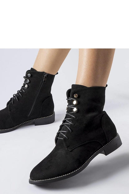 Side view of luxurious black insulated ankle boots by Solea, designed for comfort and elegance, with a 3 cm flat heel and thermal comfort insole.