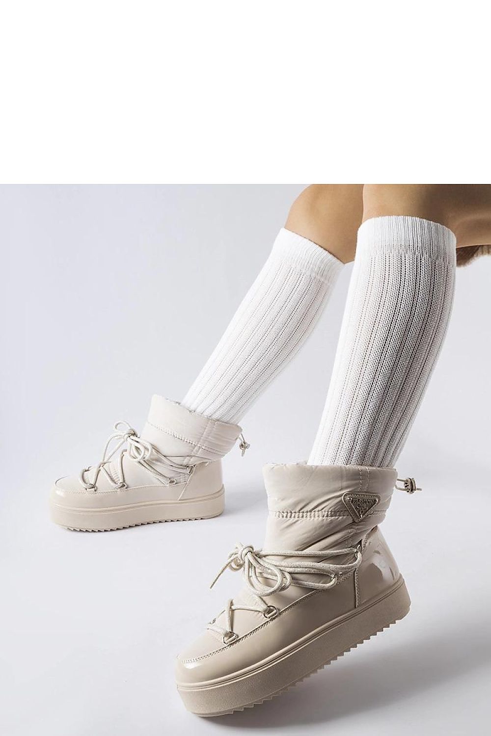 Solea beige insulated snow boots with a rubber band, illustrating the chic slip-on style ideal for stylish young individuals braving winter conditions.