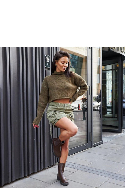 Solea's stylish high brown boots with sapphire-like zircon accents, ensuring comfort and sophistication for winter outings.