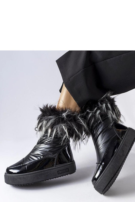 Solea Black Insulated Snow Boots for Women showcasing eco-leather and a modern design, ideal for winter wear with elegant lacquered finish.