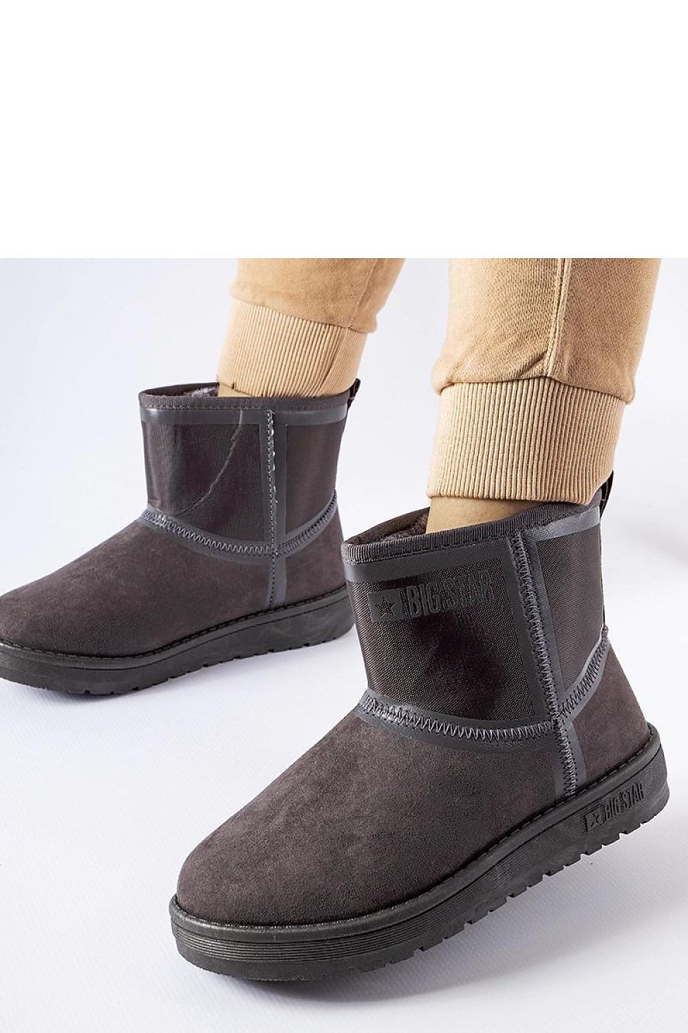 Insulated purple snow boots for women from Solea, designed for stability on slippery surfaces with a chic and luxurious look.