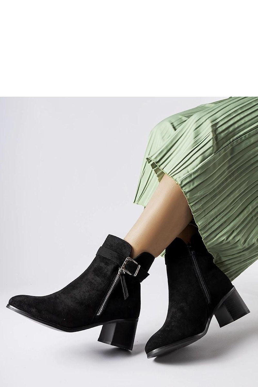 Elegant Solea black ankle boots with 6cm low heel, perfect for winter wear, featuring a weather-resistant design and a practical zipper for effortless styling.