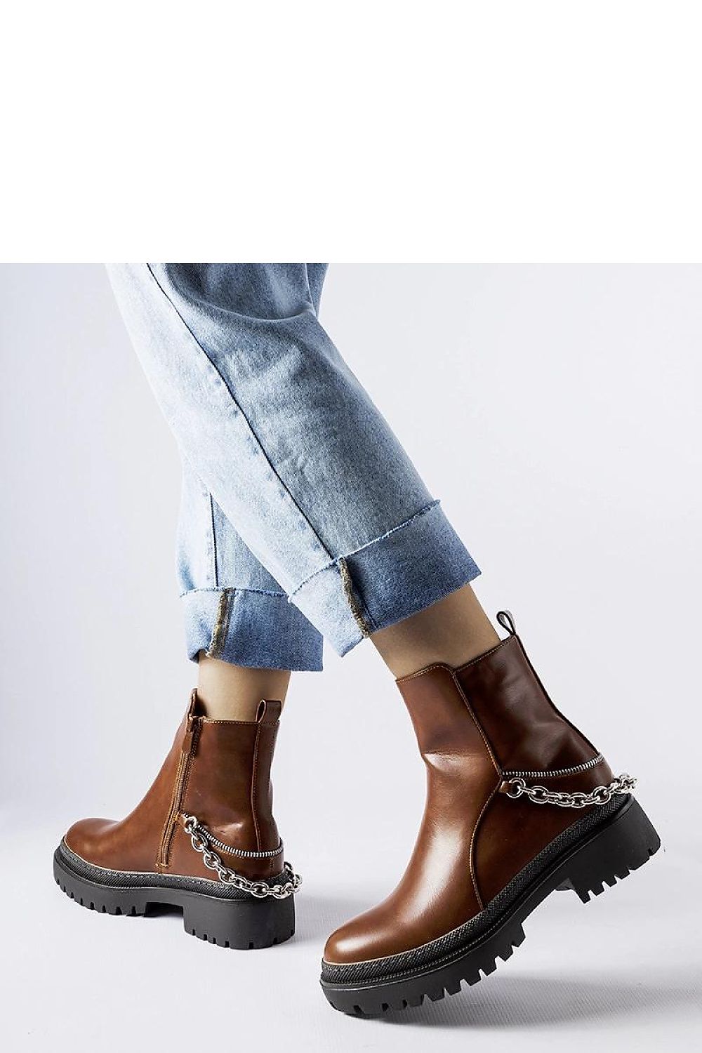 Solea moisture-resistant brown ankle boots with a convenient zipper closure, designed for comfort and style.