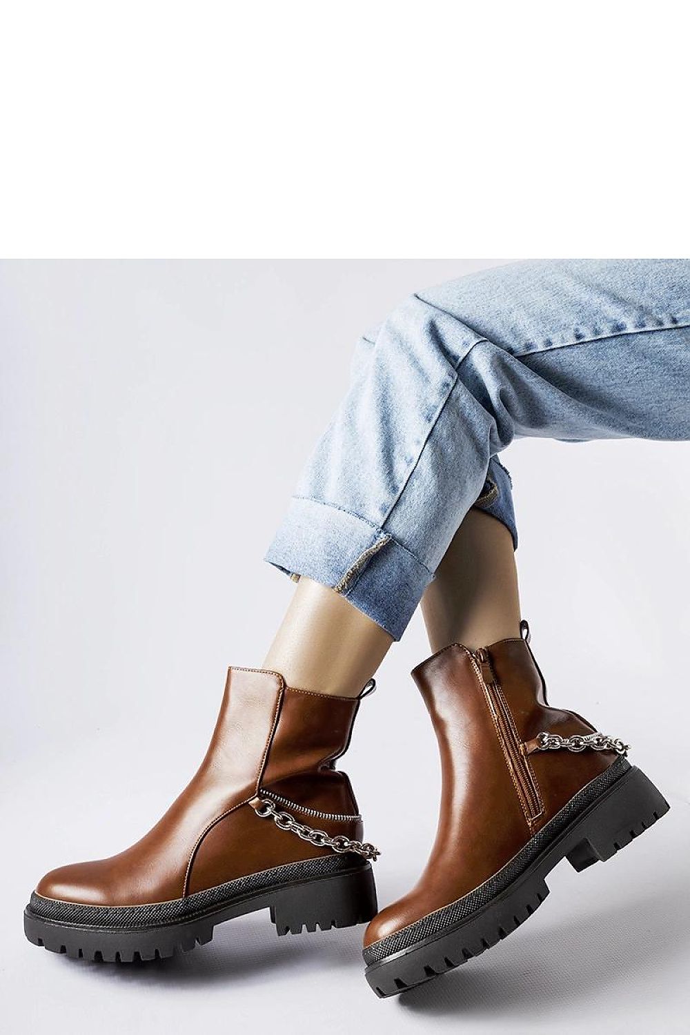 Chic and practical brown ankle boots from Solea, perfect for both casual and formal winter outfits.