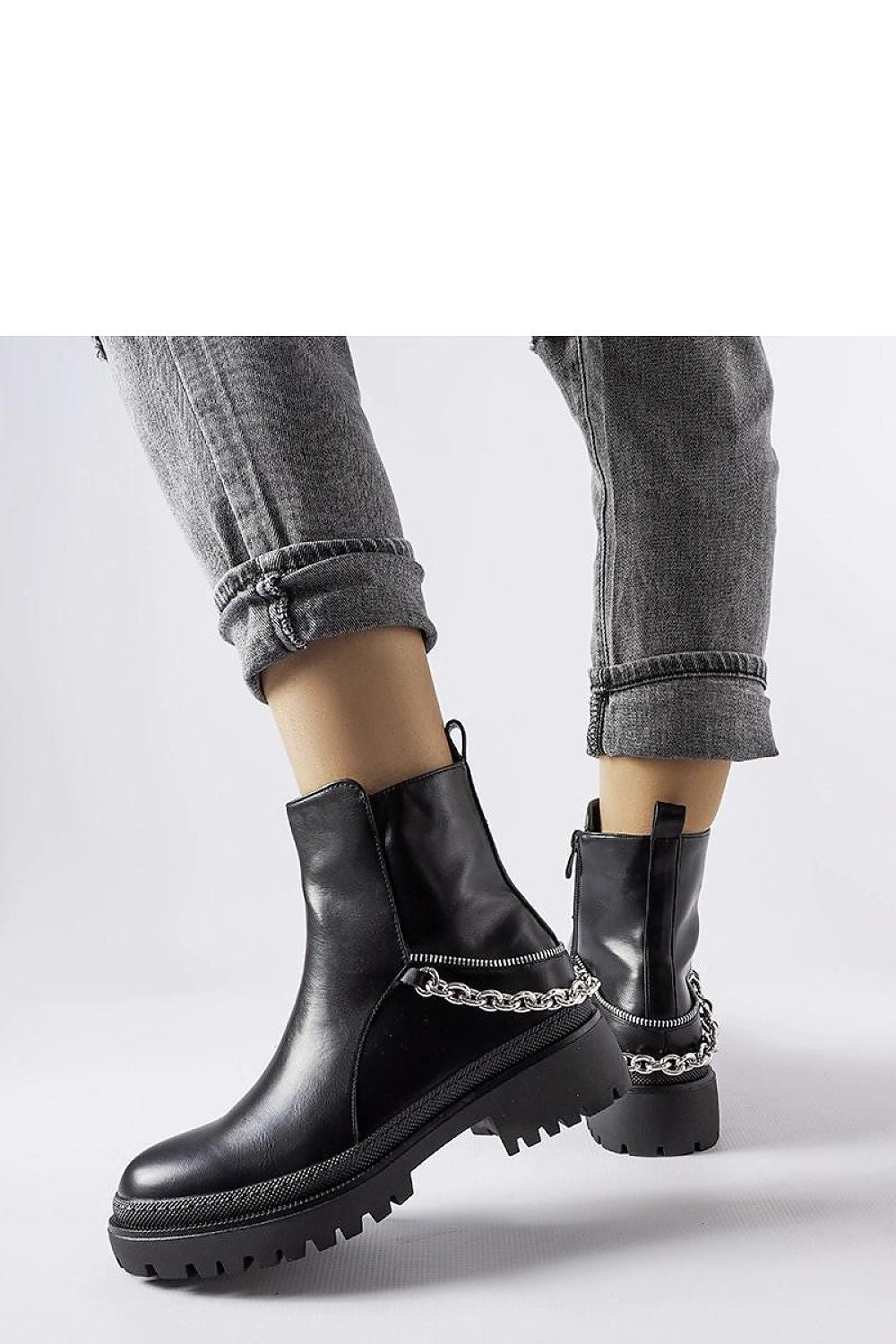 Chic and practical brown ankle boots by Solea, showcasing a flattering ankle height and flat heel for comfort and stability during prolonged wear.