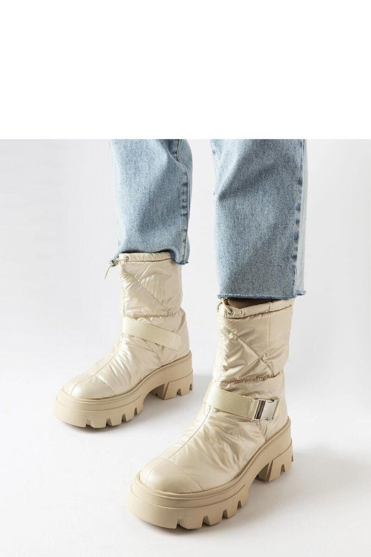 Luxurious beige patent snow boots Ambretta from Solea, featuring a flat heel, round toe, and slip-on design, perfect for winter styling.