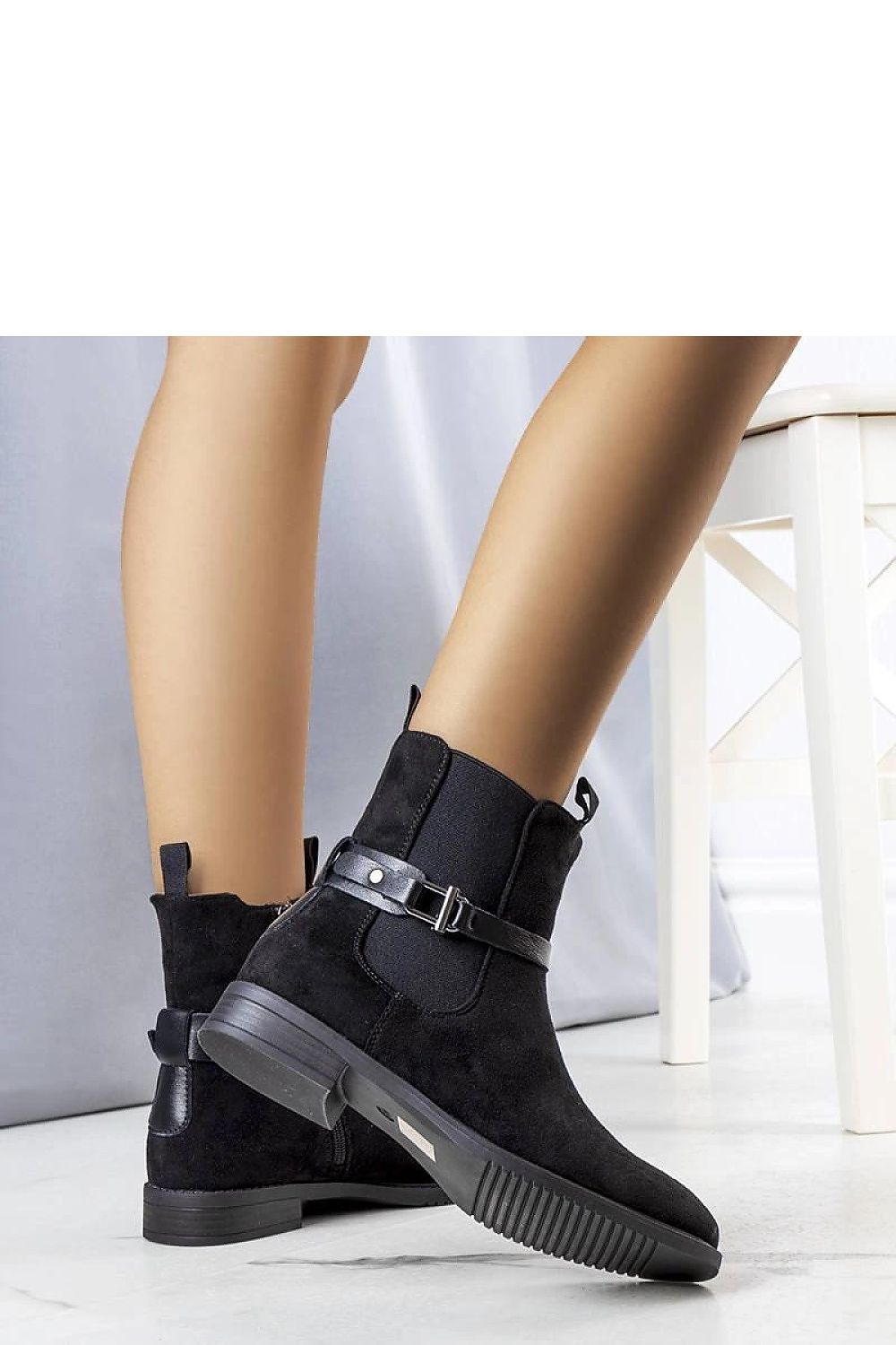 Elegant black ankle boots Odila from Solea featuring warm fur lining and a stylish zipper for easy wear.