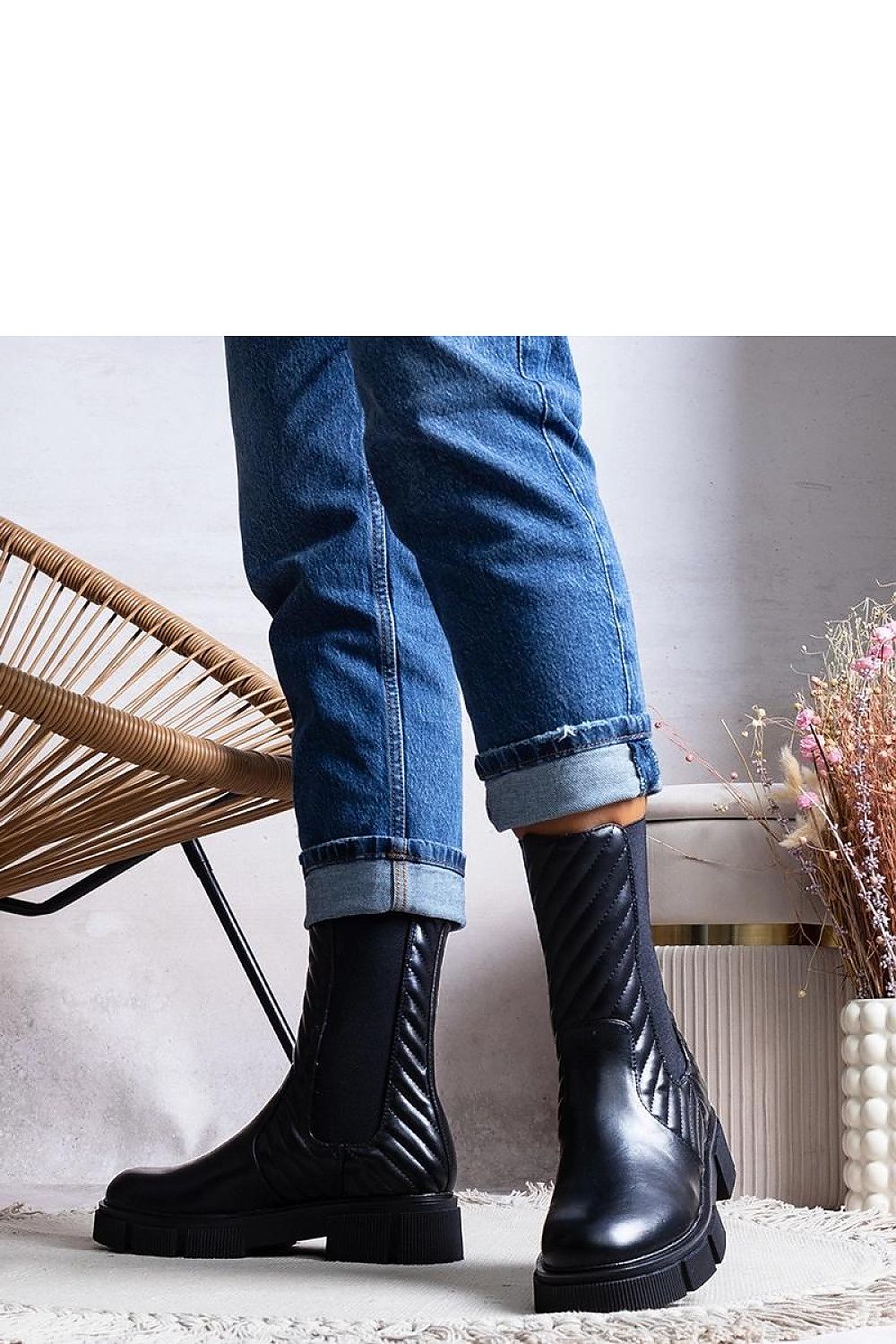 Solea Kevin Ankle Boots in elegant black featuring a decorative strap, lightly insulated for comfort during autumn and winter, ideal for stylish outfits.