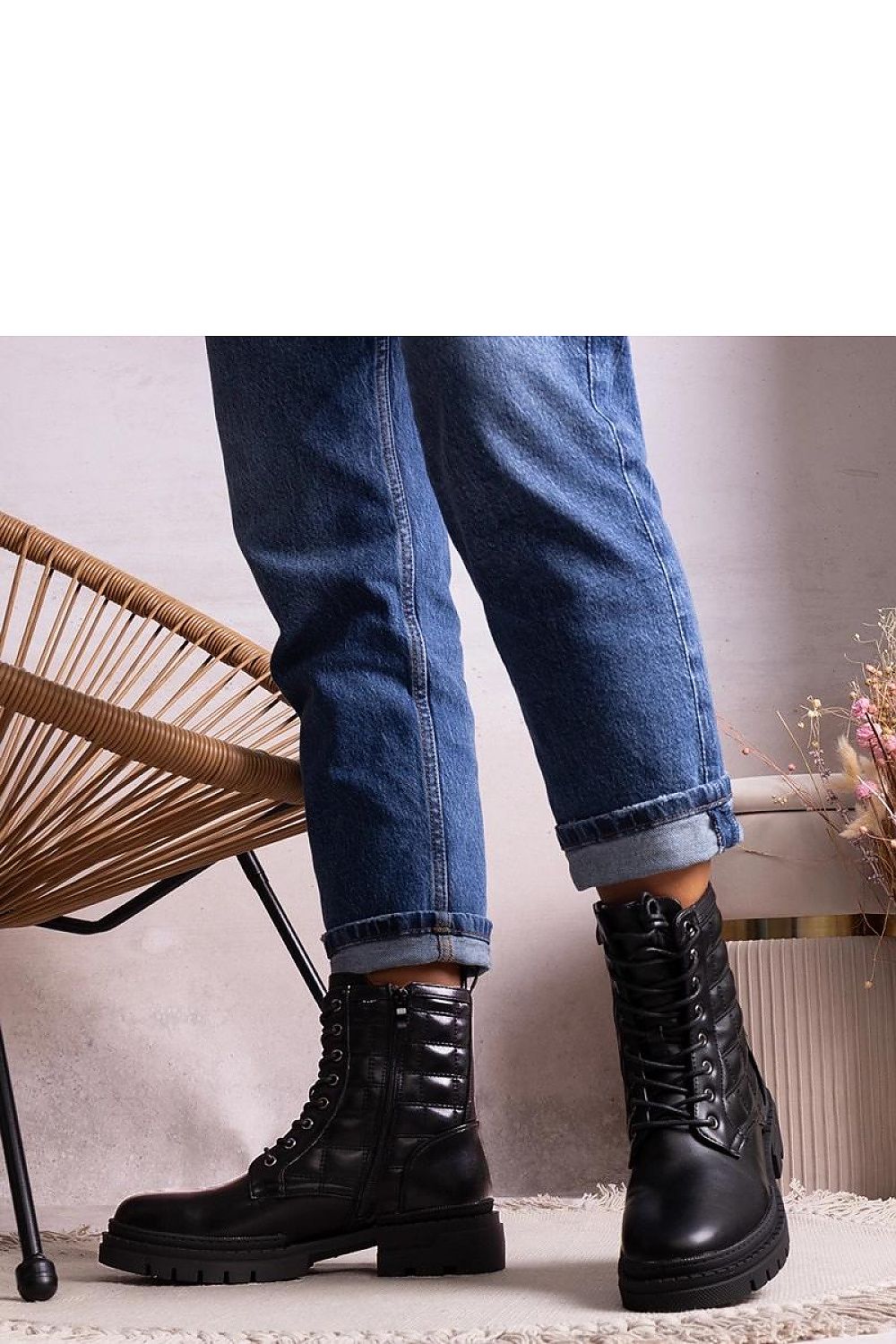 Solea Black Tellin Sneakers showcasing elegant design and high-quality synthetic leather, perfect for stylish comfort during autumn and winter.