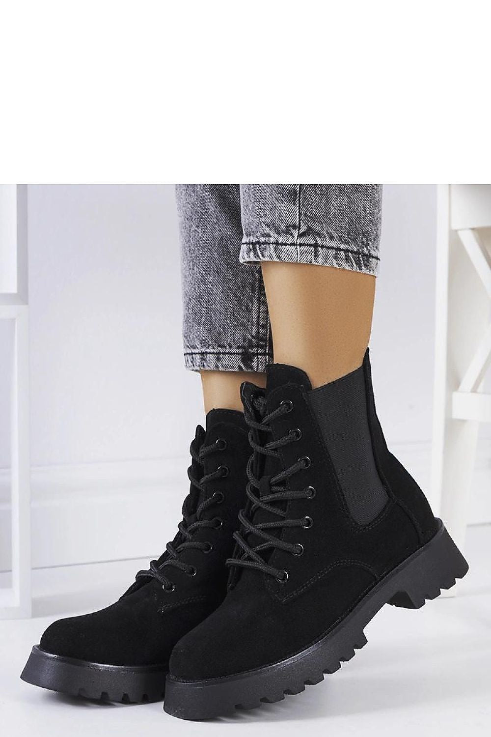 Fashion-forward brown ankle boots by Solea featuring a chunky sole and elegant silhouette, perfect for enhancing winter wardrobes.