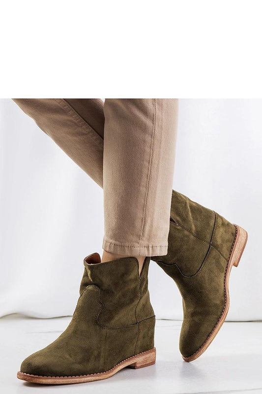 Luxurious green ankle boots from Solea with a sleek covered wedge, ideal for adding elegance to any outfit.
