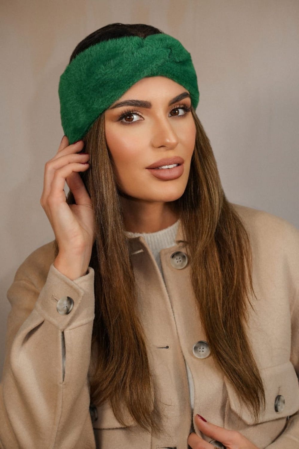 Fashionable winter ensemble featuring Kamea Yoshi Fluffy Headband paired with a matching snood, exemplifying timeless elegance and style.