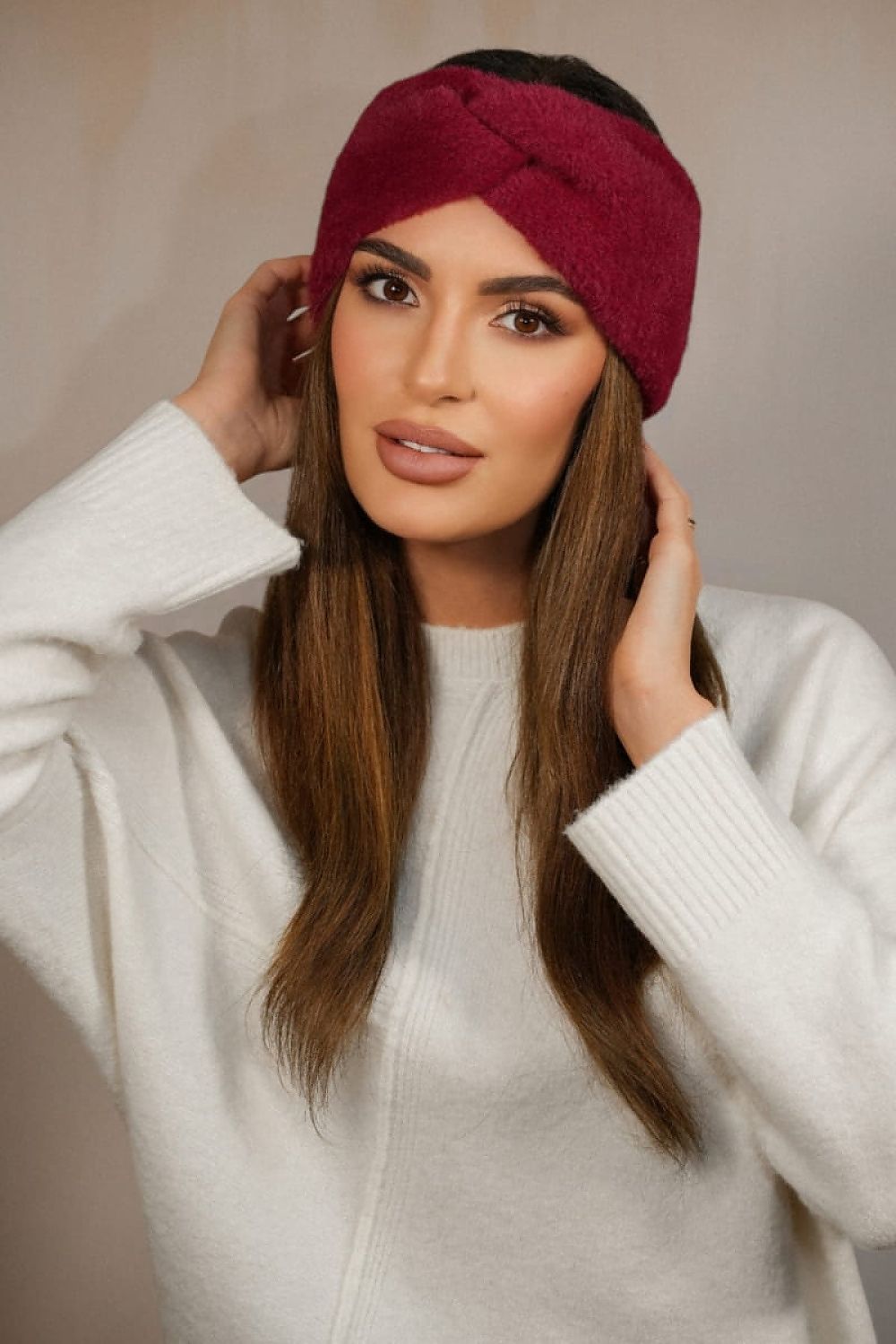 Kamea elegant winter fluffy headband in bottle green, featuring a charming loop design, perfect accessory for colder days.