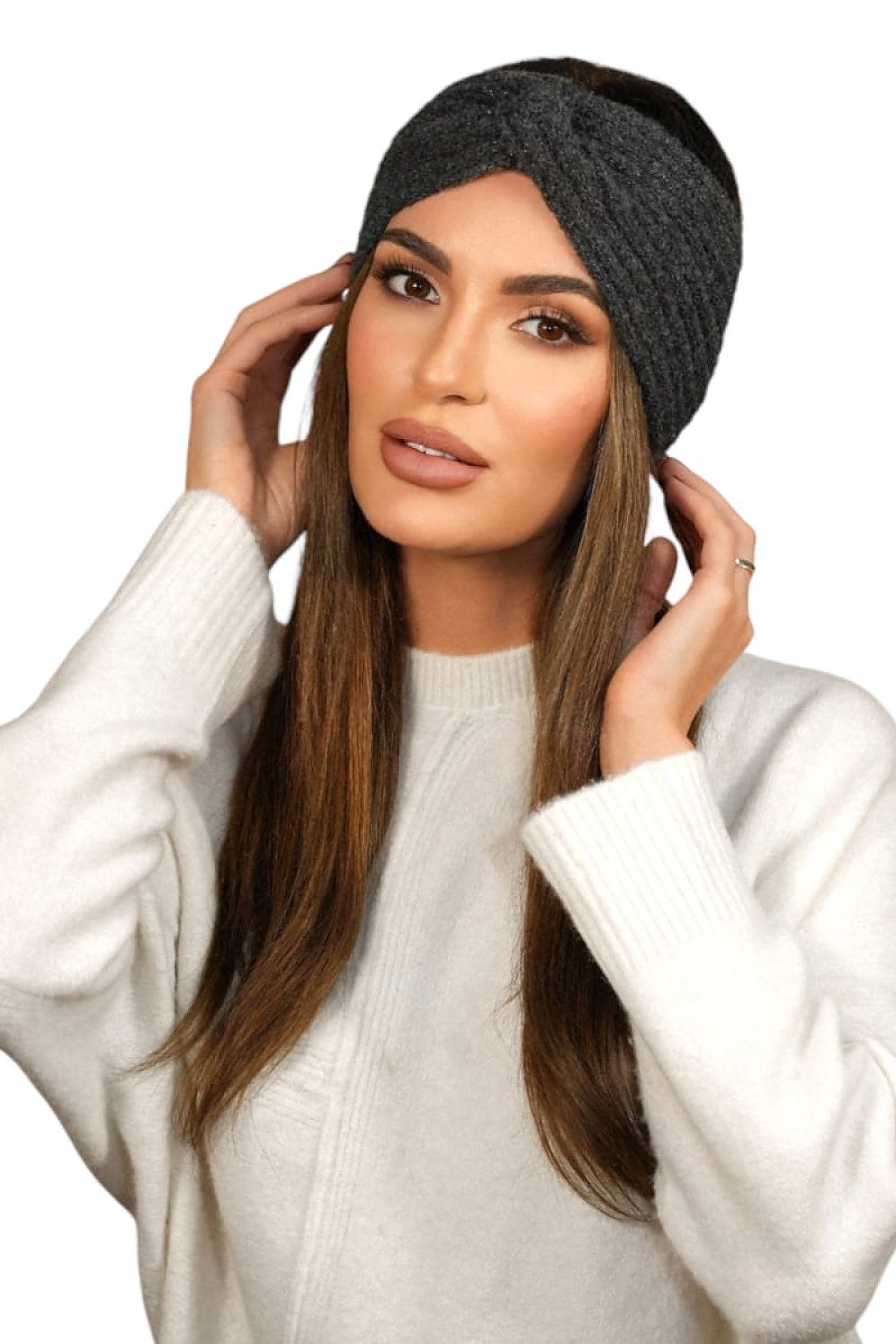 Navy blue women's headband by Kamea displayed on a model, highlighting its universal fit and sophisticated style for the autumn season.