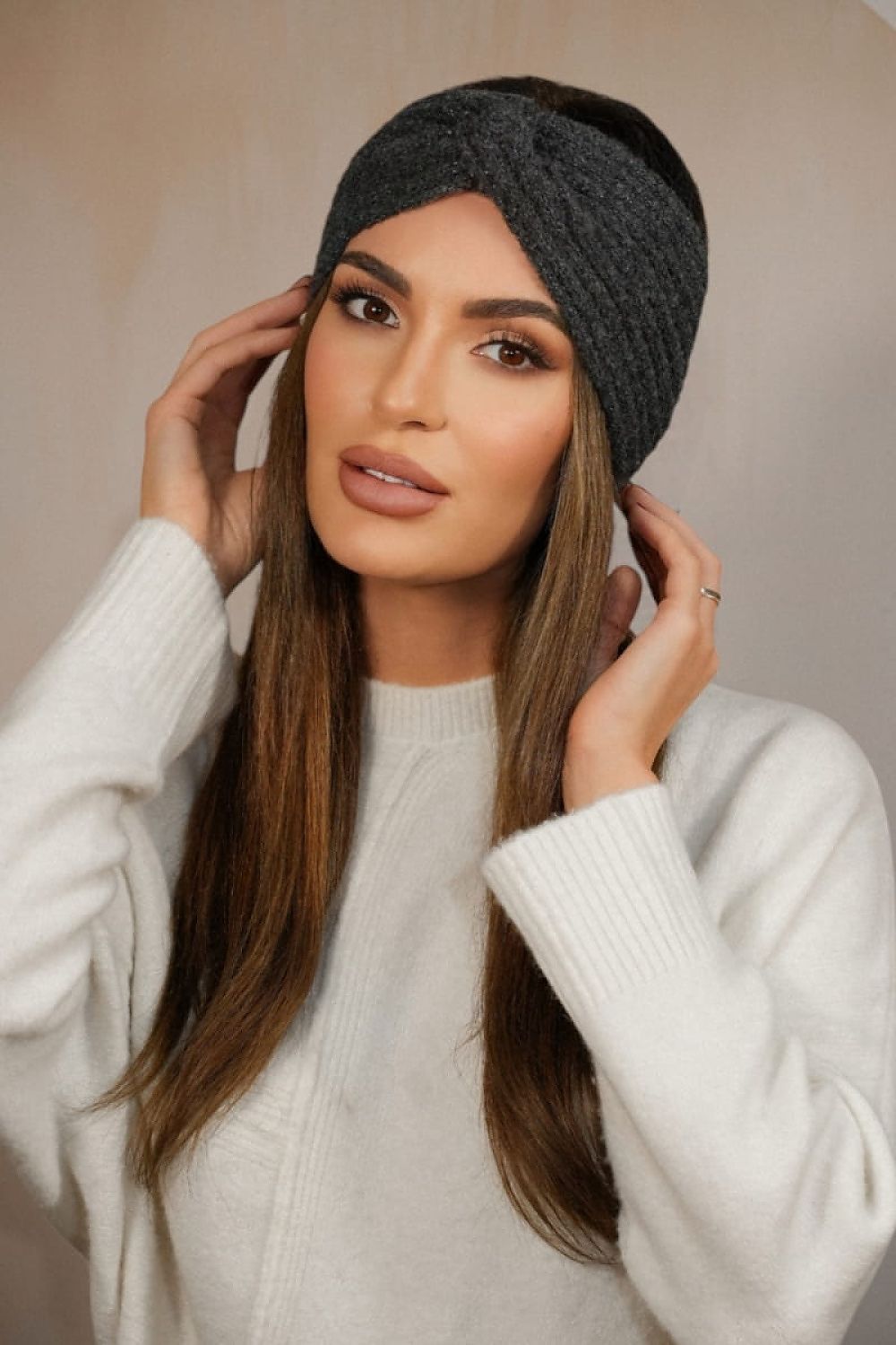 Kamea's elegant navy blue women's headband adorned with a fashionable swirl, blending warmth and luxury for cooler weather.